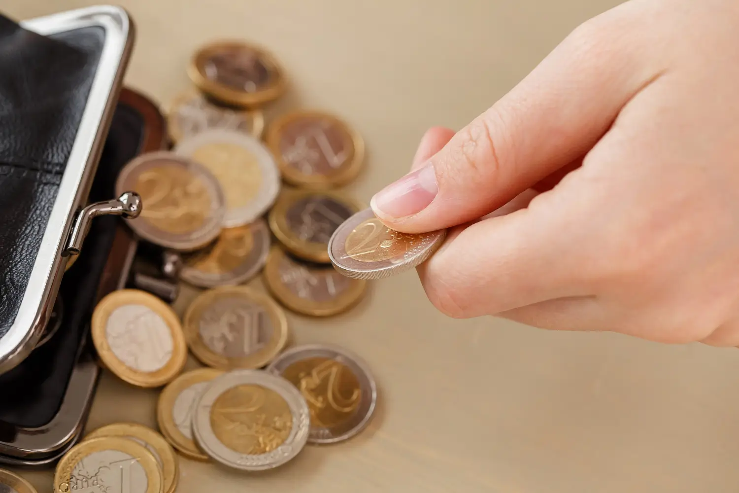 Jak oszczędzać pieniądze bez rezygnacji z przyjemności?